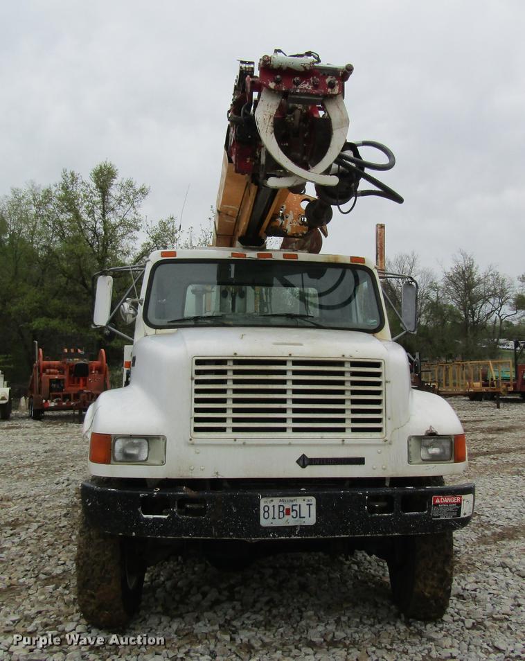 image for item DD8418 1996 International 4800 digger derrick truck