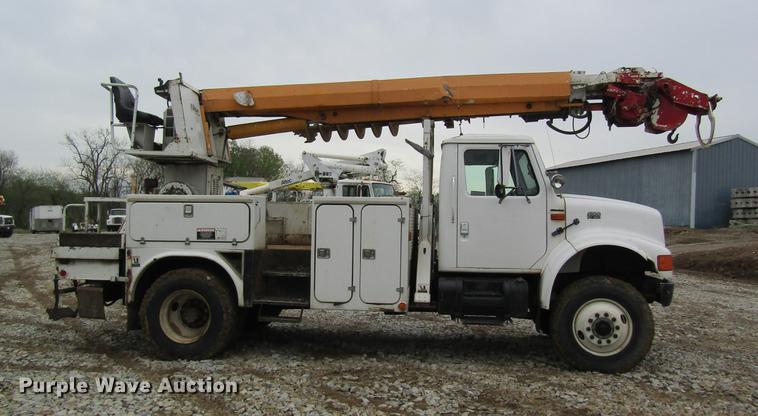 image for item DD8418 1996 International 4800 digger derrick truck