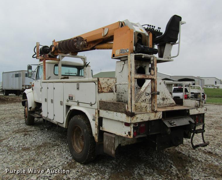 image for item DD8418 1996 International 4800 digger derrick truck