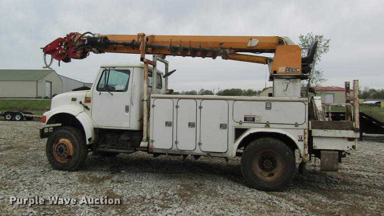 image for item DD8418 1996 International 4800 digger derrick truck