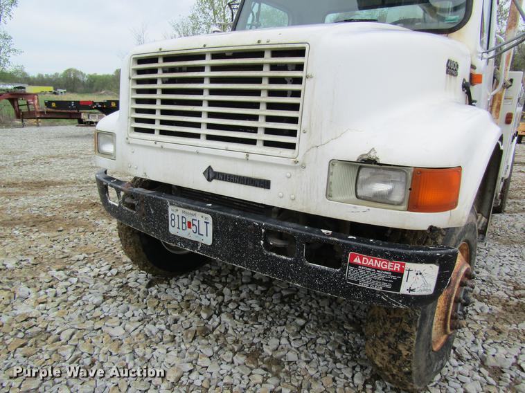 image for item DD8418 1996 International 4800 digger derrick truck