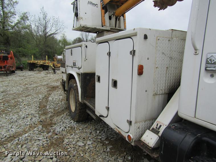 image for item DD8418 1996 International 4800 digger derrick truck