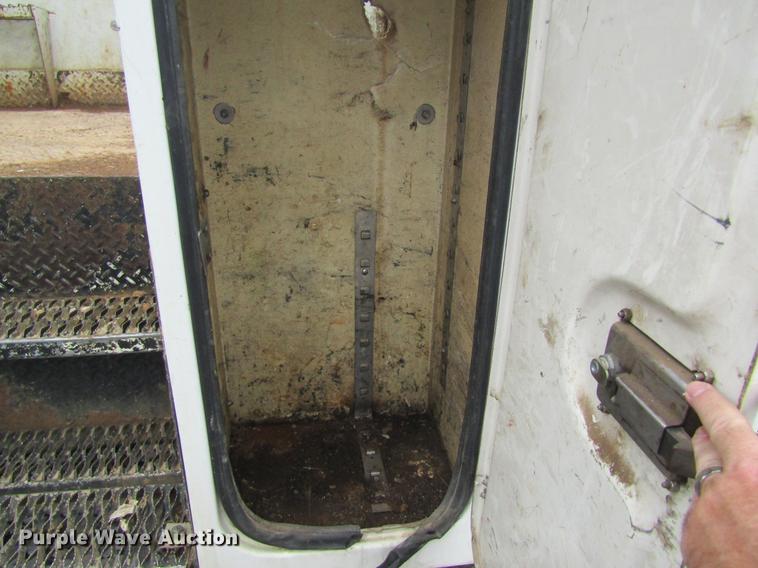 image for item DD8418 1996 International 4800 digger derrick truck