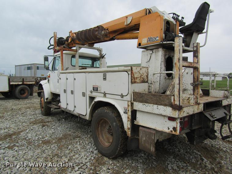 image for item DD8418 1996 International 4800 digger derrick truck