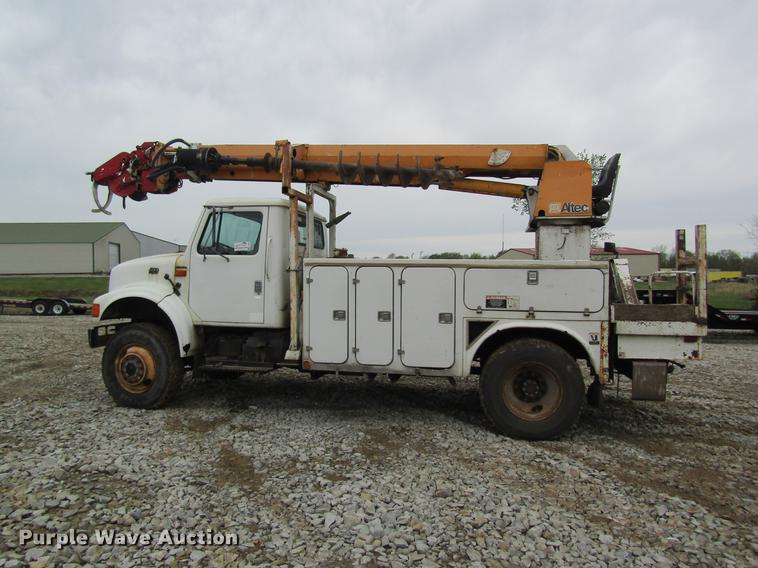 image for item DD8418 1996 International 4800 digger derrick truck