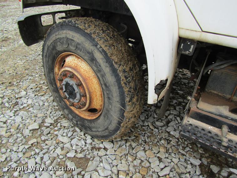 image for item DD8418 1996 International 4800 digger derrick truck