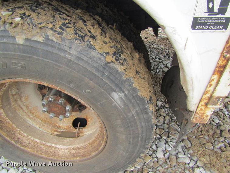 image for item DD8418 1996 International 4800 digger derrick truck