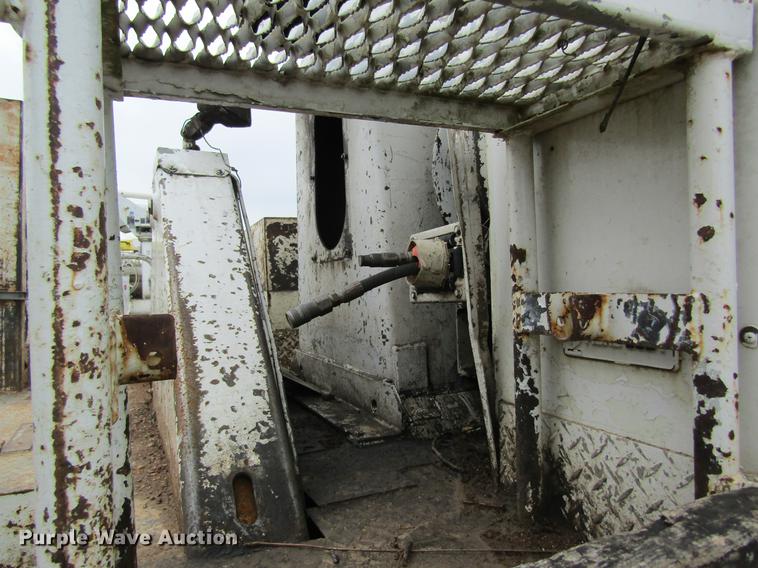 image for item DD8418 1996 International 4800 digger derrick truck