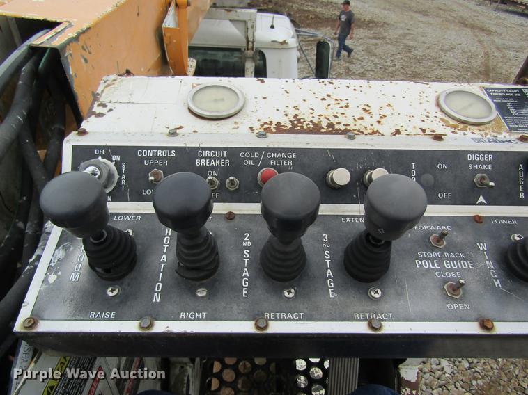 image for item DD8418 1996 International 4800 digger derrick truck