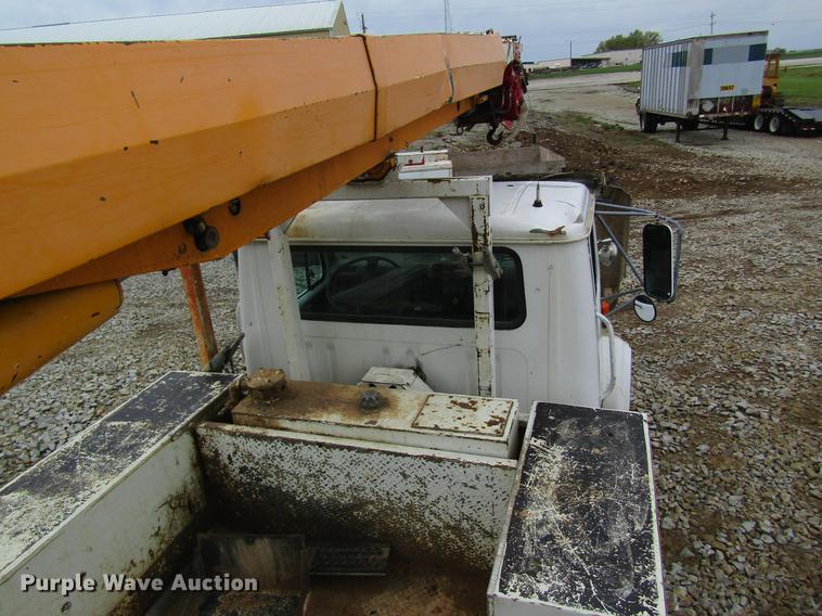 image for item DD8418 1996 International 4800 digger derrick truck