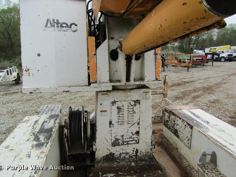 image for item DD8418 1996 International 4800 digger derrick truck