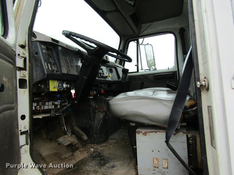 image for item DD8418 1996 International 4800 digger derrick truck