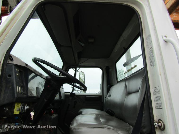 image for item DD8418 1996 International 4800 digger derrick truck