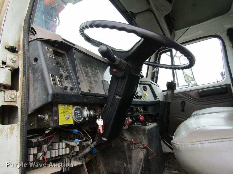 image for item DD8418 1996 International 4800 digger derrick truck