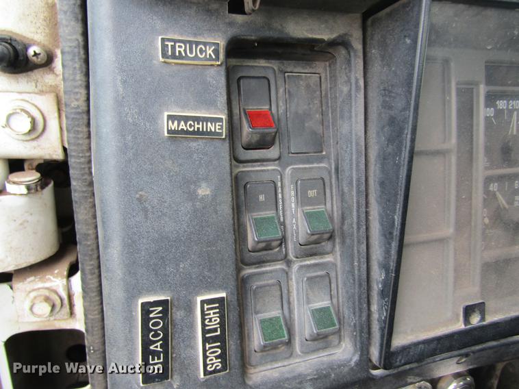 image for item DD8418 1996 International 4800 digger derrick truck