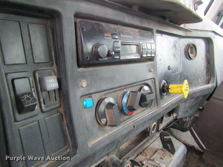 image for item DD8418 1996 International 4800 digger derrick truck