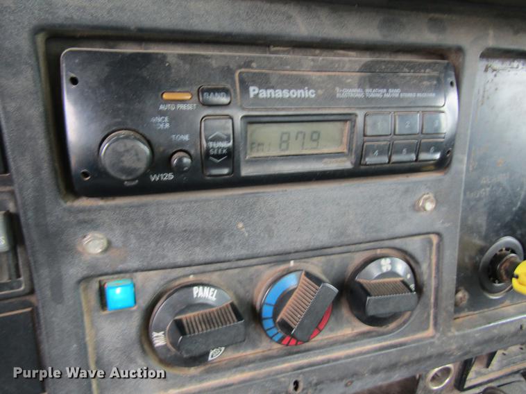 image for item DD8418 1996 International 4800 digger derrick truck