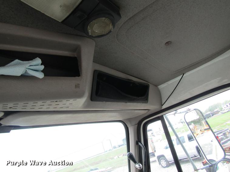 image for item DD8418 1996 International 4800 digger derrick truck