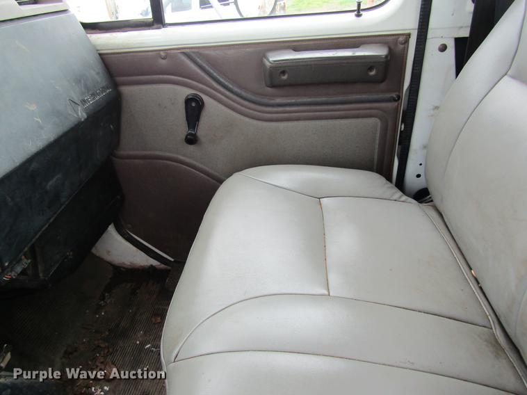 image for item DD8418 1996 International 4800 digger derrick truck