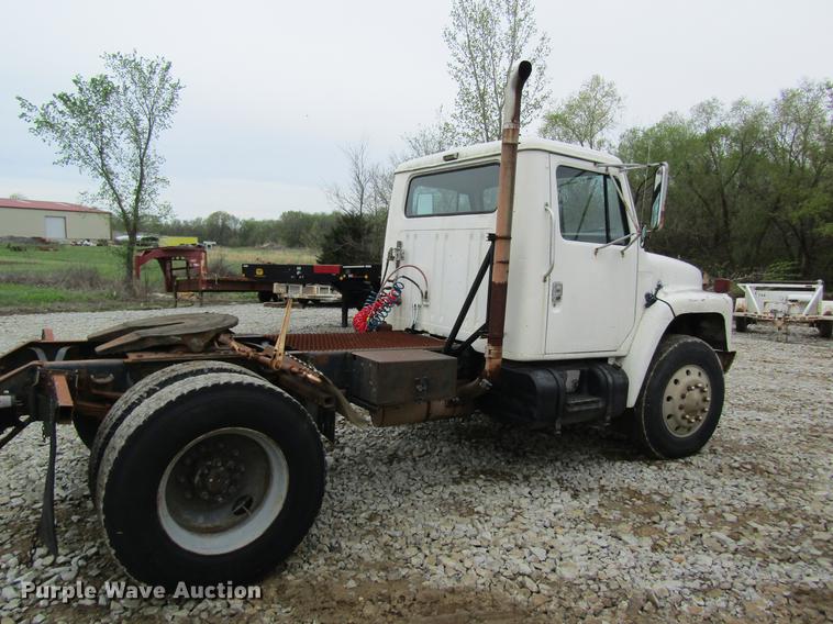 image for item DD8419 1983 International 1955 semi truck