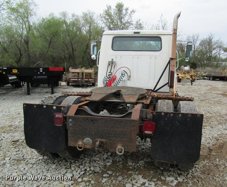 image for item DD8419 1983 International 1955 semi truck