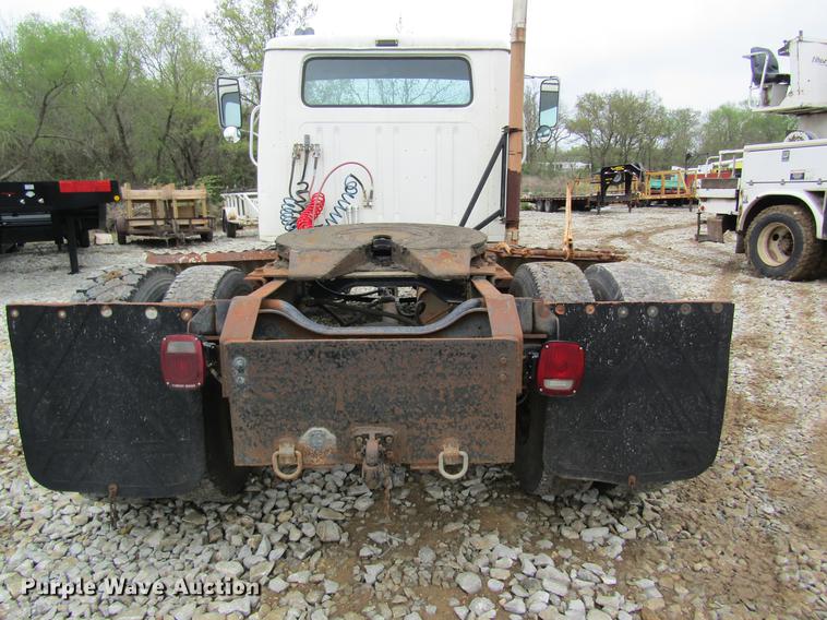 image for item DD8419 1983 International 1955 semi truck