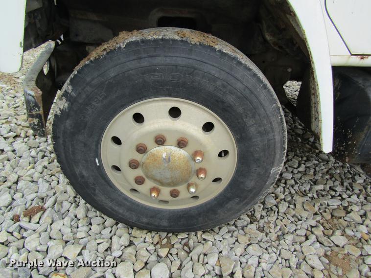 image for item DD8419 1983 International 1955 semi truck