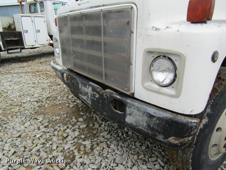 image for item DD8419 1983 International 1955 semi truck