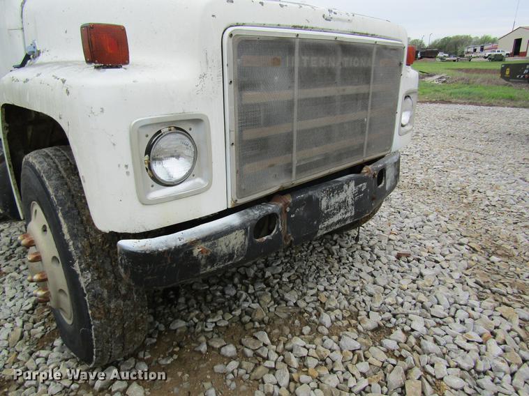 image for item DD8419 1983 International 1955 semi truck