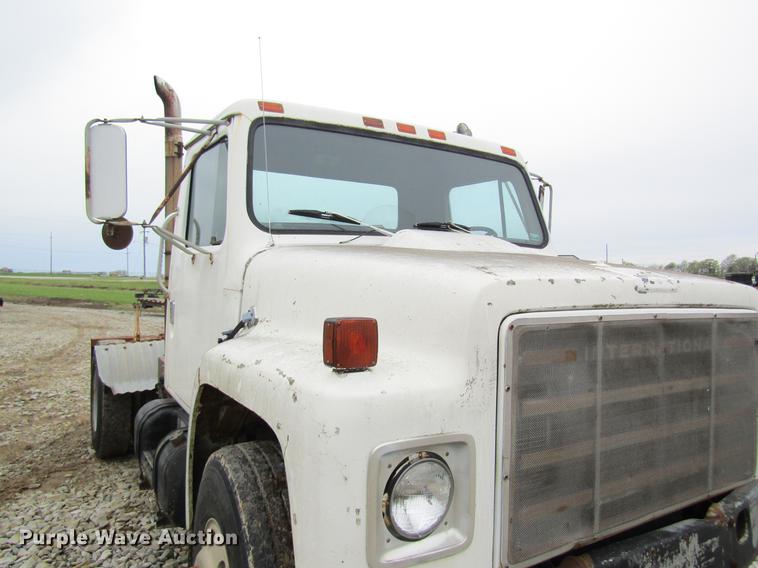 image for item DD8419 1983 International 1955 semi truck