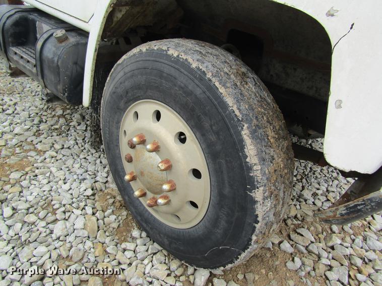 image for item DD8419 1983 International 1955 semi truck