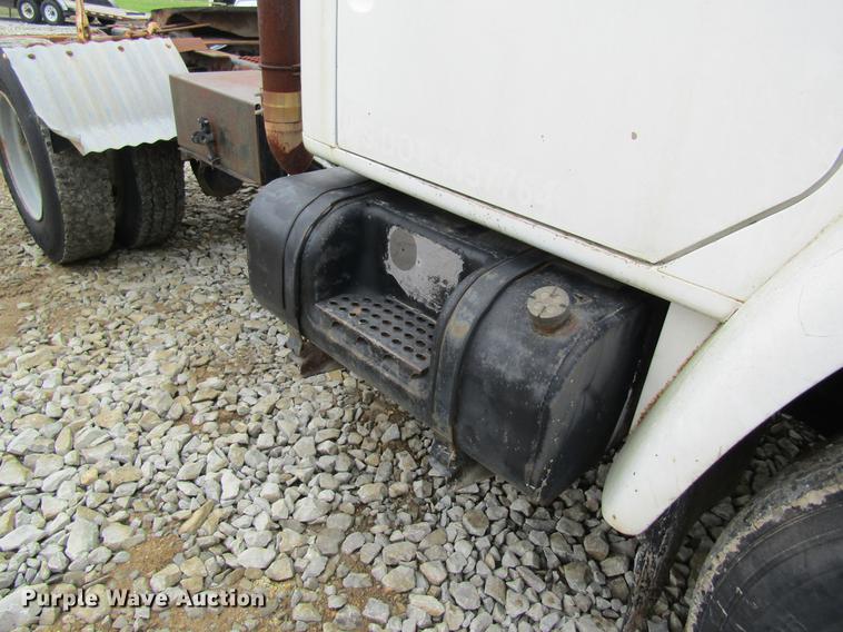 image for item DD8419 1983 International 1955 semi truck