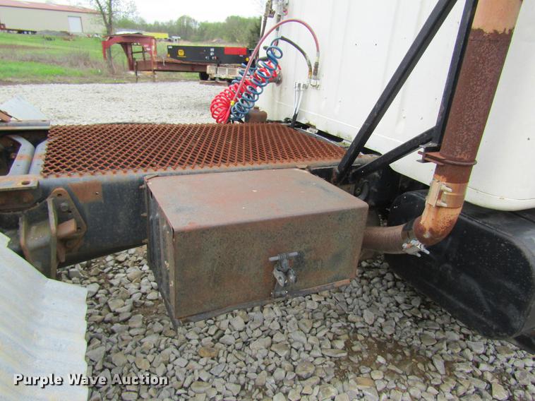 image for item DD8419 1983 International 1955 semi truck