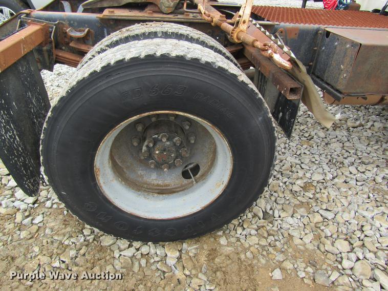 image for item DD8419 1983 International 1955 semi truck