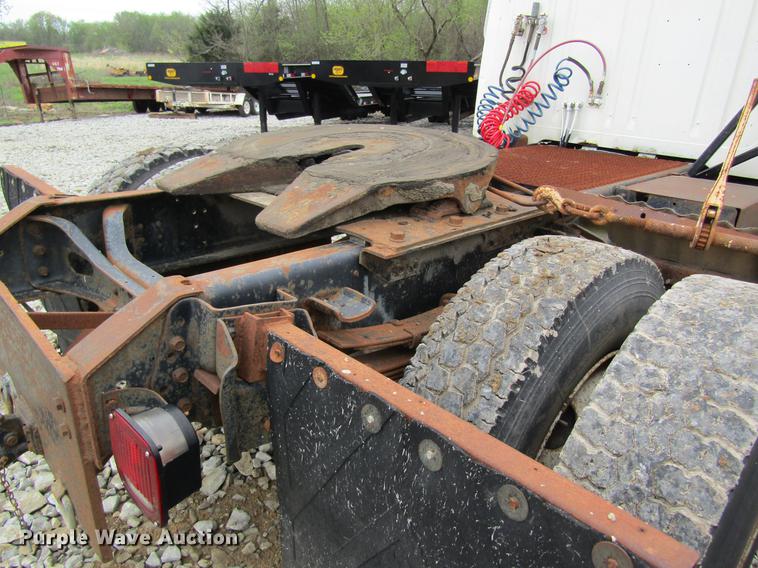 image for item DD8419 1983 International 1955 semi truck