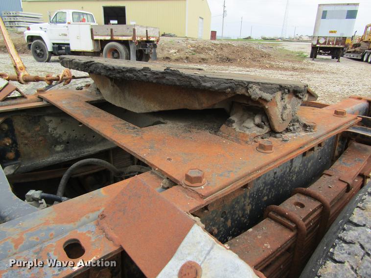 image for item DD8419 1983 International 1955 semi truck