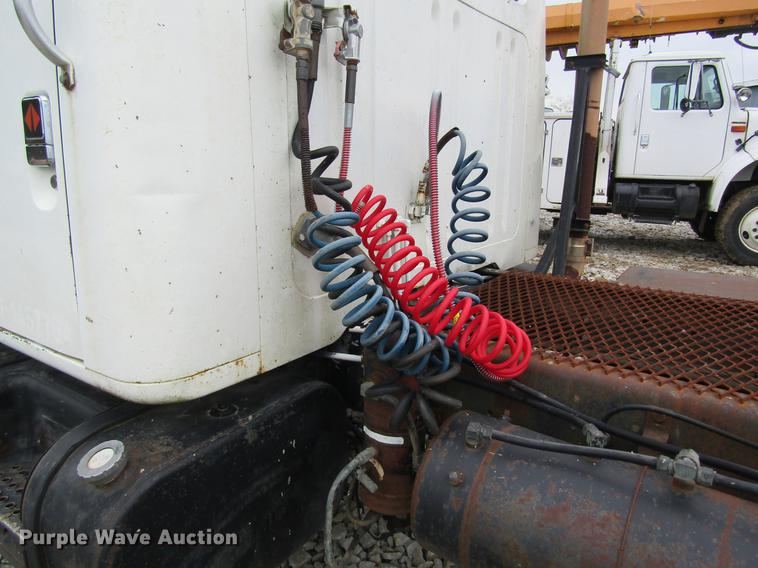 image for item DD8419 1983 International 1955 semi truck