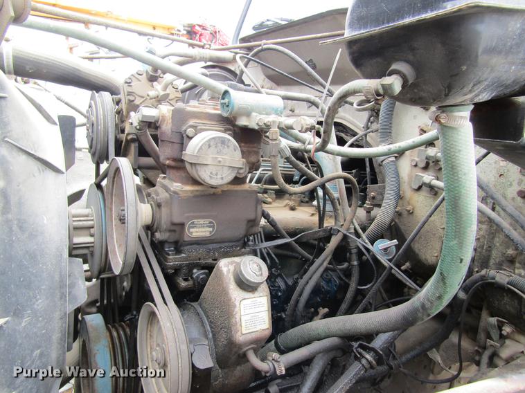 image for item DD8419 1983 International 1955 semi truck