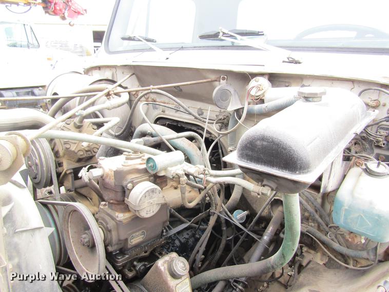 image for item DD8419 1983 International 1955 semi truck