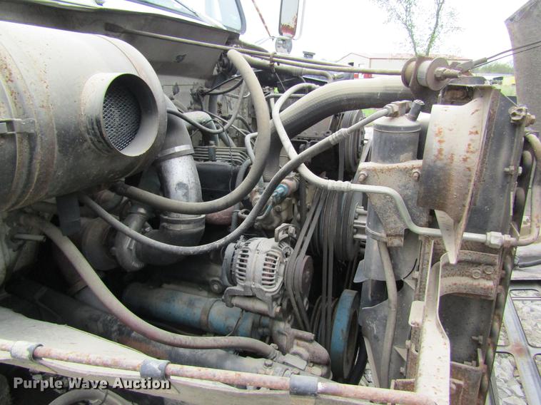 image for item DD8419 1983 International 1955 semi truck