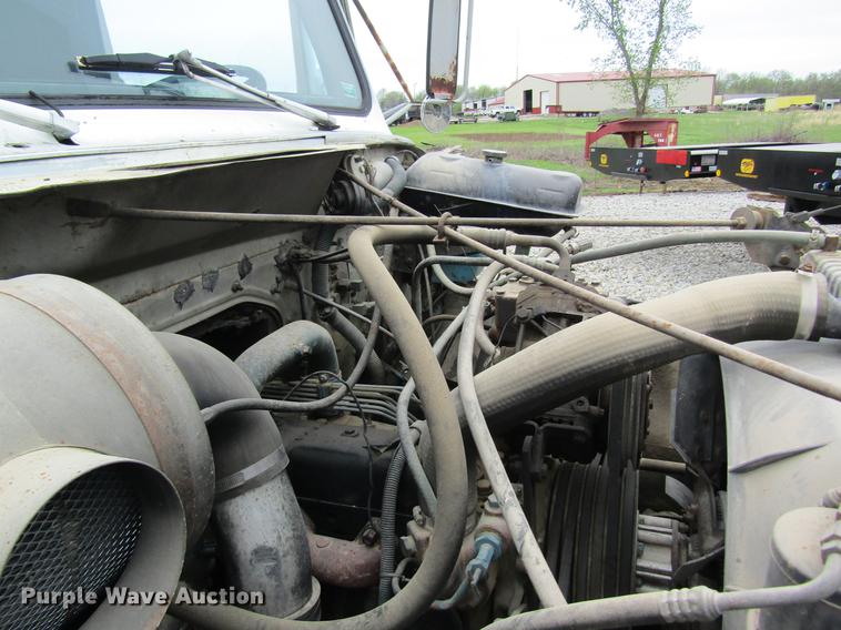 image for item DD8419 1983 International 1955 semi truck