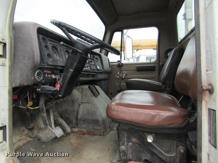 image for item DD8419 1983 International 1955 semi truck