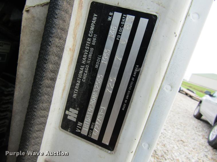 image for item DD8419 1983 International 1955 semi truck