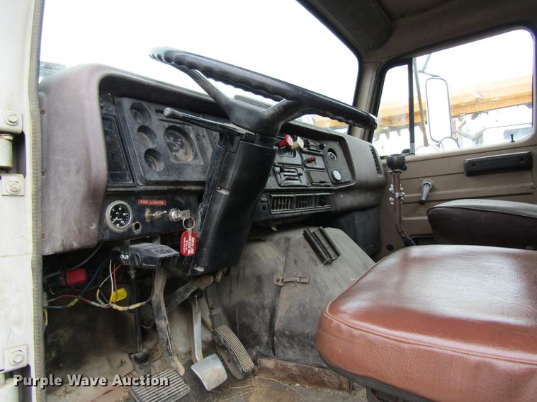 image for item DD8419 1983 International 1955 semi truck