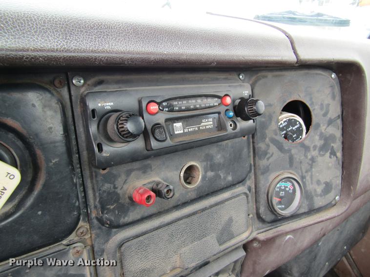 image for item DD8419 1983 International 1955 semi truck