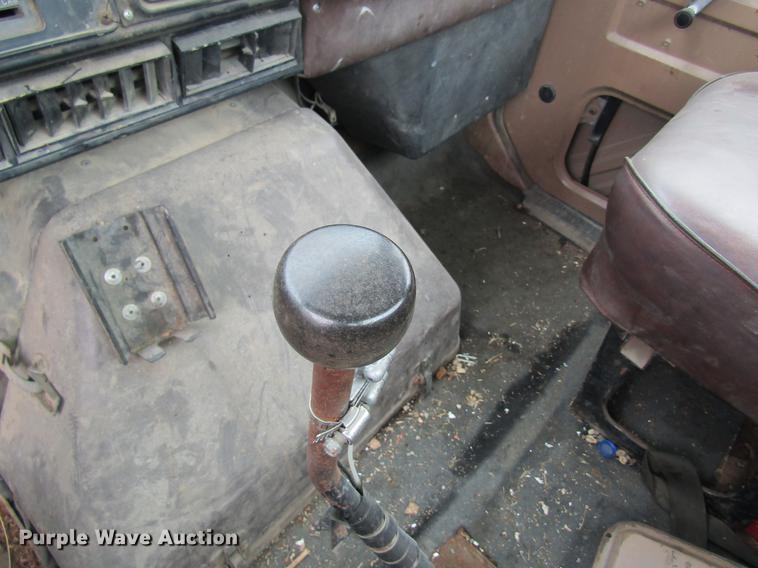 image for item DD8419 1983 International 1955 semi truck