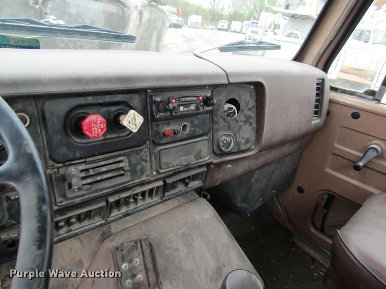 image for item DD8419 1983 International 1955 semi truck