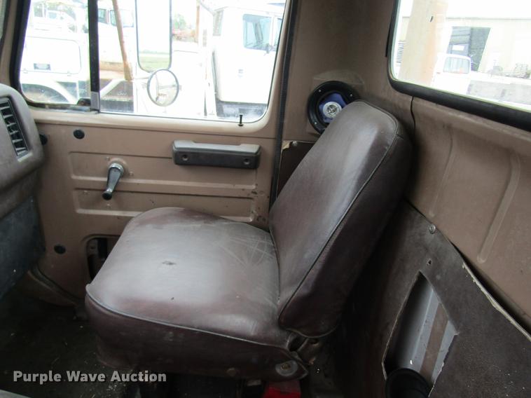 image for item DD8419 1983 International 1955 semi truck