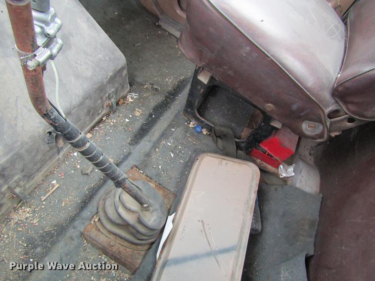 image for item DD8419 1983 International 1955 semi truck