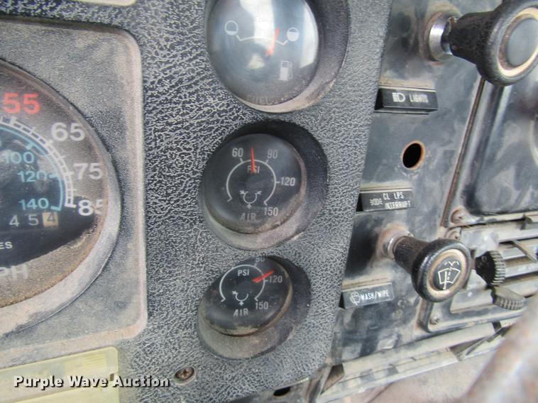 image for item DD8419 1983 International 1955 semi truck